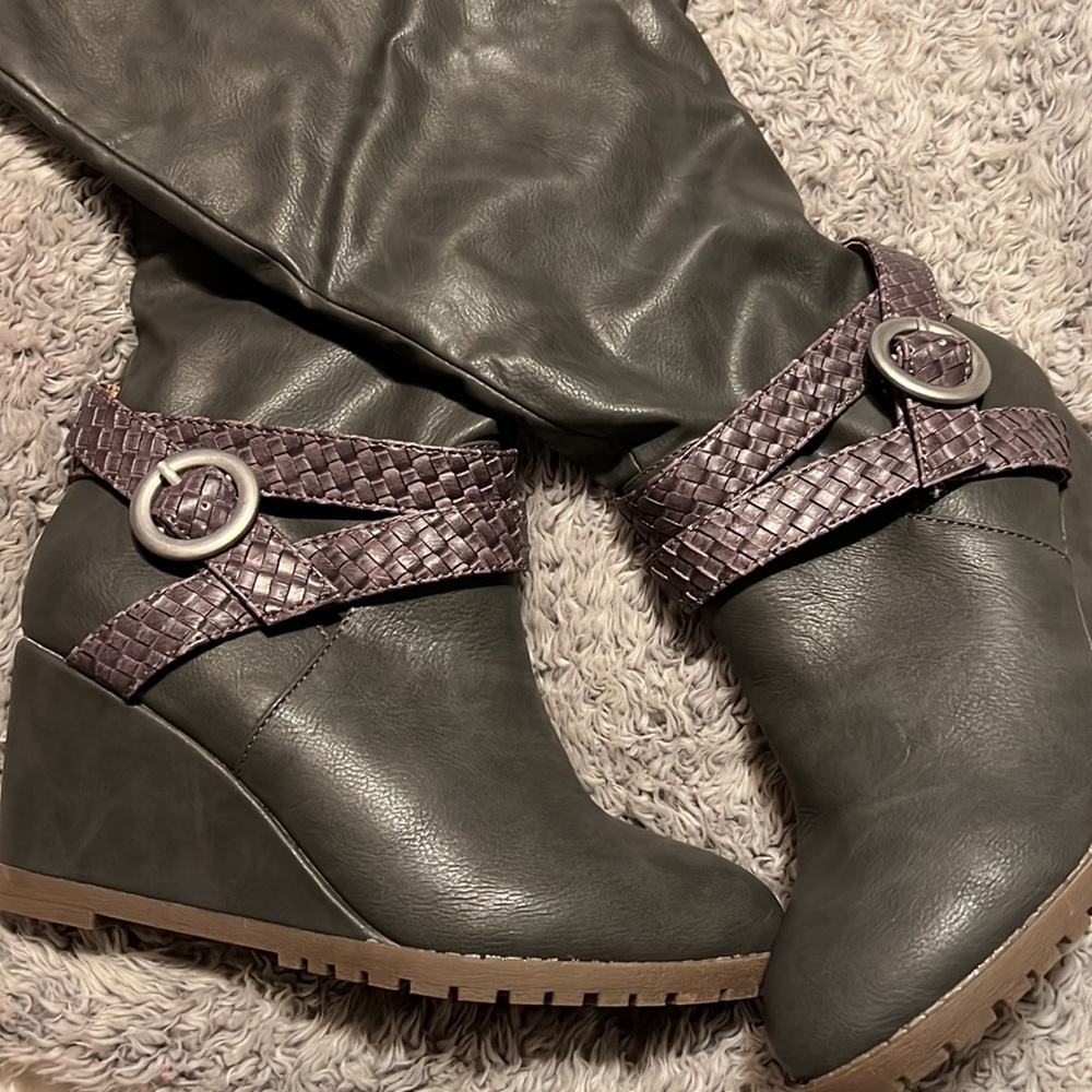 Womens wedge boots. Gray size 5.5 with cute buckles on the side. - Picture 2 of 9